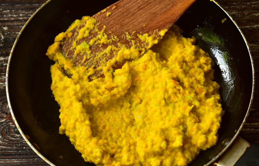 1. Этап. Кабачковая икра Ностальгия: С помощью блендера измельчите мягкие тушеные овощи.