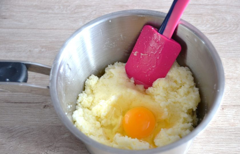 1. Этап. Булочки Боу де кежо: Вбейте 1 яйцо.