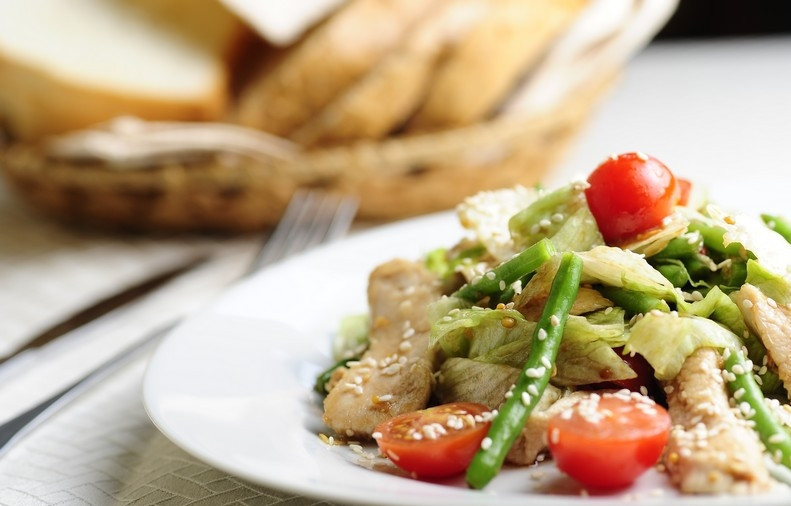 1. Этап. Салат из стручковой фасоли с курицей: Посыпаем кунжутом и подаем к столу. Приятного аппетита!