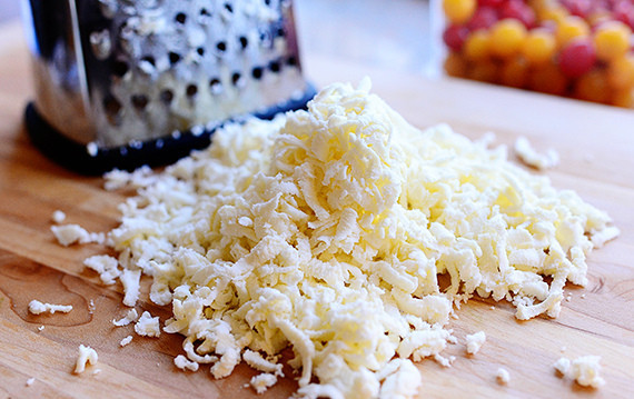 1. Этап. Слоеная пицца с грибами: Натрите сыр.