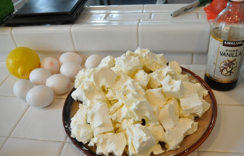 1. Этап. Настоящий чизкейк Нью-Йорк: Пока сделайте начинку. Взбейте сыр на небольшой скорости миксером (1 минуту). Добавьте половину сахара и соль. Массу ещё раз взбейте. Затем всыпьте оставшийся сахар и взбейте. Далее добавьте сок лимона, сметану и ванилин. Снова взбивайте массу 1 минуту.