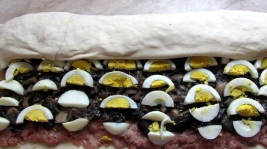 1. Этап. Мясной рулет в тесте: 8. Аккуратно свернуть рулет, поджимая каждый завиток руками.