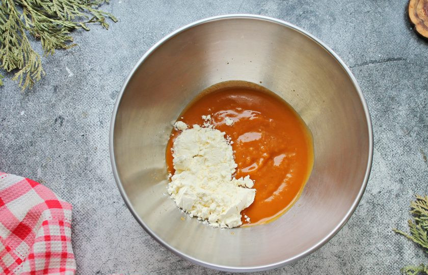 1. Этап. Зефир на альбумине: В глубокой миске соедините яблочное и тыквенное пюре. Всыпьте яичный альбумин в пюре, перемешайте и оставьте на кухонном столе на 30 минут.