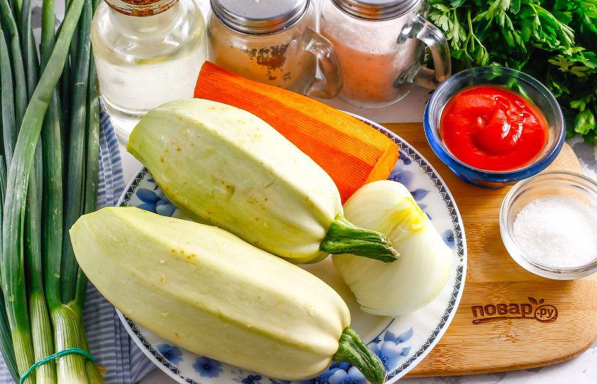 1. Этап. Кабачковая икра в микроволновке: Подготовьте указанные ингредиенты. Кабачки приобретите молодые, без плотной кожуры и семян внутри. Все овощи очистите и промойте в воде.