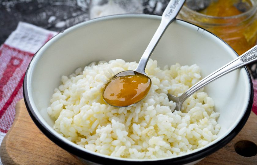 1. Этап. Рис с медом: Перемешайте слегка остывший рис с медом.