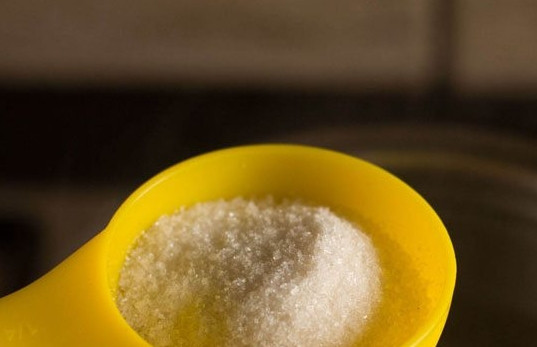 1. Этап. Чай с молоком и имбирем: 3. На среднем огне проварите минут 6. Всыпьте по вкусу сахар.