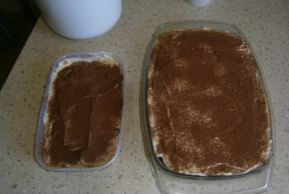 1. Этап. Тирамису с вишней: И аккуратно последним слоем нанесите оставшийся крем. Можете сразу посыпать какао-порошком и отправить в холодильник. Но я посыпаю обычно перед подачей.