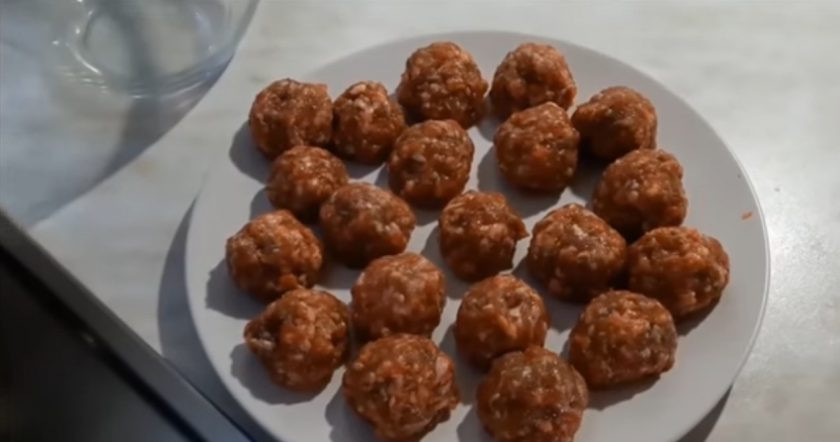 1. Этап. Спагетти с мясными фрикадельками в овощном соусе: 1. Для начала посолите фарш и добавьте специи. Добавьте яйцо, перемешайте. Мокрыми руками сформируйте фрикадельки.