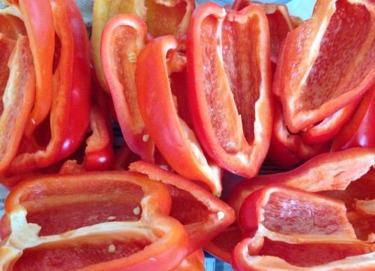 1. Этап. Аджика сырая на зиму: Самое первое, что нам необходимо сделать - это хорошенько промыть сладкий и горький перец и дать ему полностью высохнуть, ведь если в аджику попадет вода, она будет храниться недолго. Итак, чистый и сухой сладкий перец очищаем от семян и удаляем у него плодоножки.