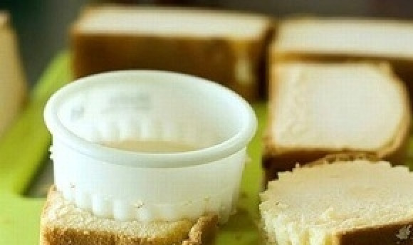 1. Этап. Десерт Цветок: Из кекса вырежьте 4 больших куска по размеру, соответствующему донышкам горшков.