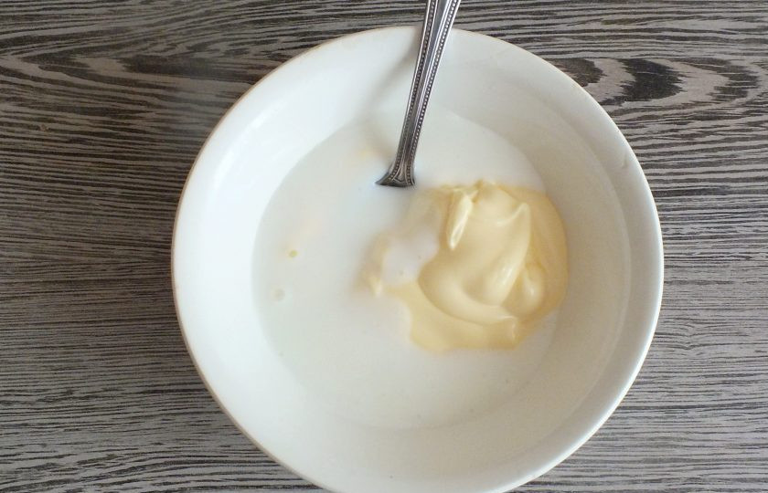 1. Этап. Салат с черешковым сельдереем и курицей: Сделайте заправку. Смешайте майонез с кефиром. Консистенция заправки должна напоминать густой кефир.