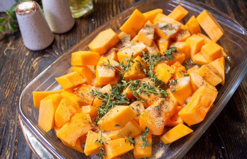 1. Этап. Креветки с тыквой: Добавьте листики тимьяна, перемешайте и поставьте форму с тыквой в разогретую до 200 градусов духовку на 15 минут.