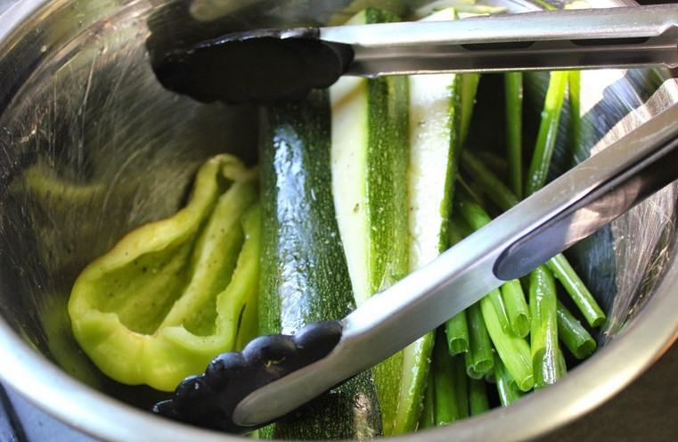 1. Этап. Cалат из кукурузы и курицы: Перец и кабачок промойте, нарежьте полосками.