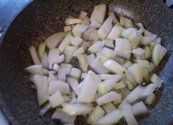 1. Этап. Салат из фасоли остренький: Лук отправляем на сковороду с маслом. Жарим до готовности.