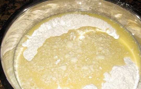 1. Этап. Шакер-бура: Отдельно, в миску для замеса теста, просейте муку, добавьте подготовленные жидкие ингредиенты, перемешайте.