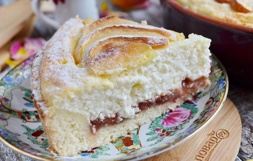 1. Этап. Воздушный творожный пирог с яблоками: Вот так выглядит пирог в разрезе, но резала я его теплым. После полного остывания он выглядит значительно лучше! Угощайтесь!