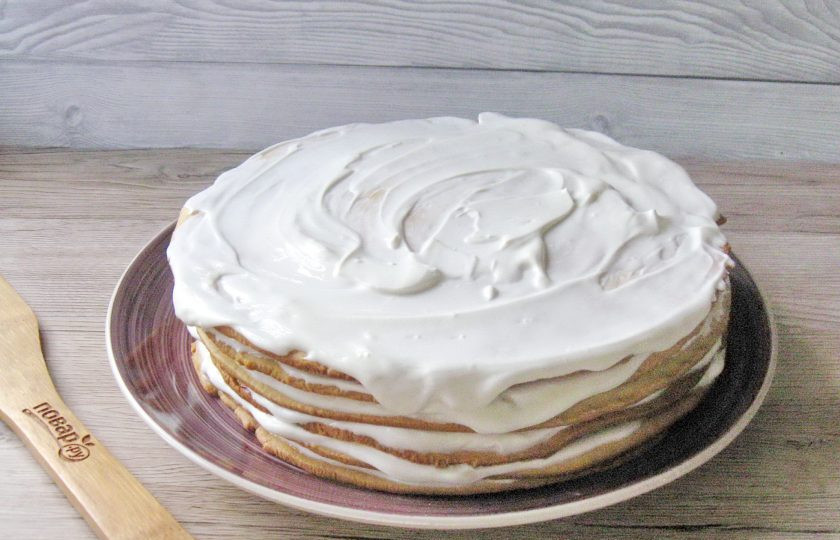 1. Этап. Медовик с вишней и сметанным кремом: Таким образом соберите весь торт.