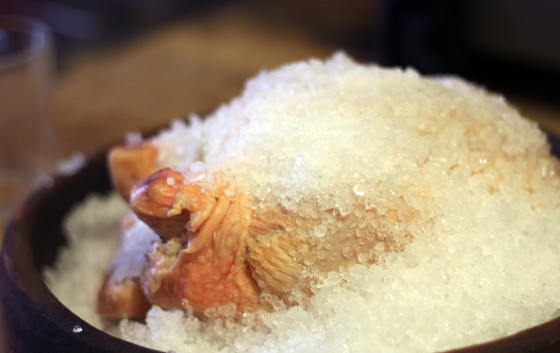 1. Этап. Курица, запеченная в соли: 2. Покройте курицу оставшейся солью и слегка смочите водой, чтобы образовалась корочка. Запекайте в разогретой до 200 градусов духовке в течение 2 часов.