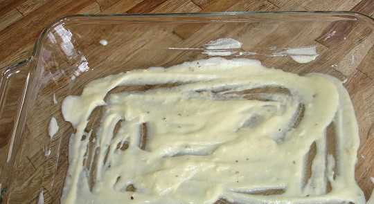 1. Этап. Лазанья с брокколи: 5. Немного соуса выложить на дно формы для запекания. Брокколи тем временем вымыть, разделить на соцветия и закинуть на пару минут в кипяток. Затем откинуть на дуршлаг и просушить.