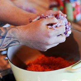 1. Этап. Говядина в болонском соусе: Туда же отправляем лук.