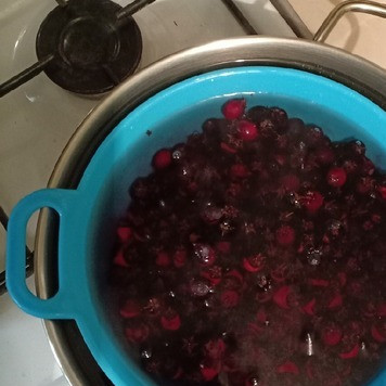 1. Этап. Варенье из ирги: В большой кастрюле вскипятить воду. Когда вода закипит, опустить в нее дуршлаг с ягодами и пробланшировать 2мин в кипящей воде.