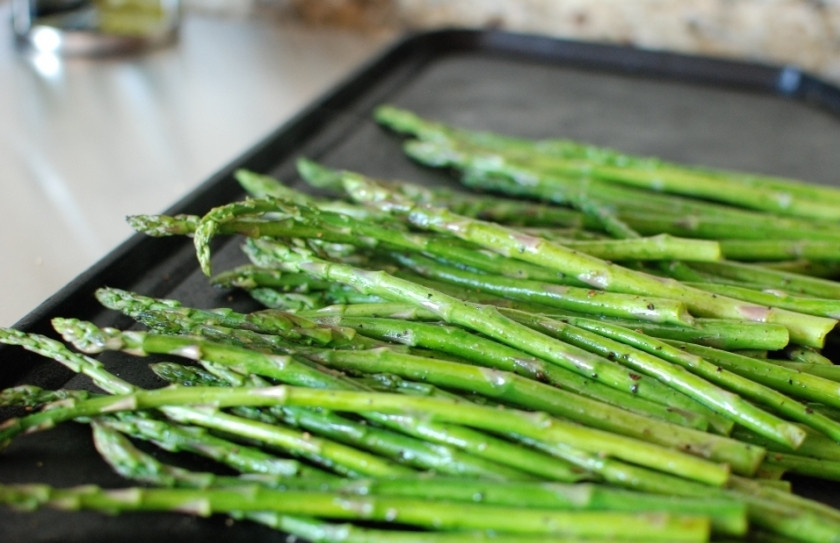 1. Этап. Жареная спаржа в бальзамическом соусе: Запекаем приблизительно 12 минут при 190 градусах - до мягкости спаржи.