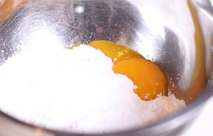 1. Этап. Пасха творожная с кокосовым молоком: В отдельную миску выкладываем яичные желтки, добавляем сахарную пудру, ром и кокосовое молоко.