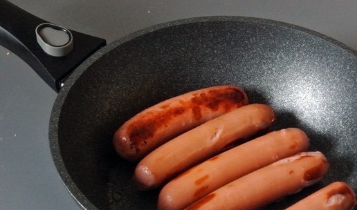1. Этап. Ленивый хот-дог: Сосиски обжарить на растительном масле до золотистой корочки.