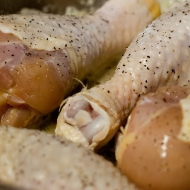 1. Этап. Курица по-венгерски: 3. Растопите масло или жир в большой сковороде, нагрейте и обжарьте на среднем огне ножки с каждой стороны по 5-6 минут.