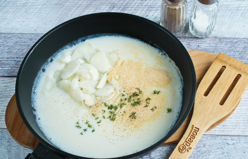 1. Этап. Запеченная картошка с сыром чеддер: Добавьте остальной бульон, молоко, соль, перец, сушенный чеснок, лук и тимьян. Доведите до кипения и готовьте несколько минут до загустения. Снимите с огня.