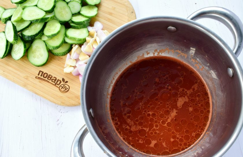 1. Этап. Салат из огурцов с томатным соусом: Для маринада в кастрюле соедините воду, томатный соус, масло, сахар и соль. Доведите до кипения. Огурцы нарежьте кружками толщиной 0,5 см, лук и чеснок — ломтиками.