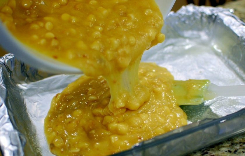 1. Этап. Выпечка с белым шоколадом: 6. Залейте тесто в форму для выпечки и запекайте при 180 градусах около 20-25 минут.