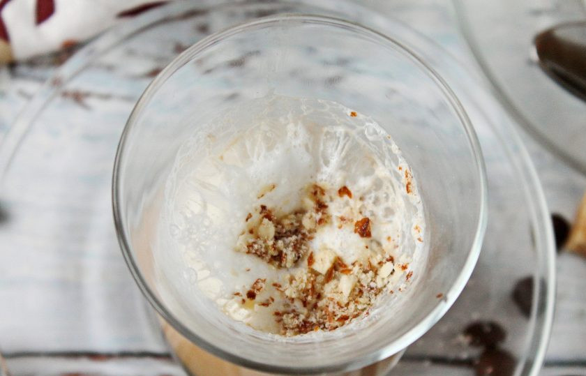 1. Этап. Кофе Сникерс: Разлейте приготовленное кофе по чашкам, налейте сверху молочную пенку и посыпьте измельченным арахисом. Сразу подавайте к столу.