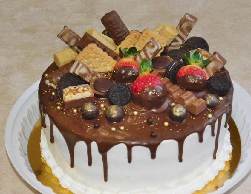 1. Этап. Торт Михалыч: Залейте торт шоколадом и украсьте по своему вкусу. Приятного чаепития!