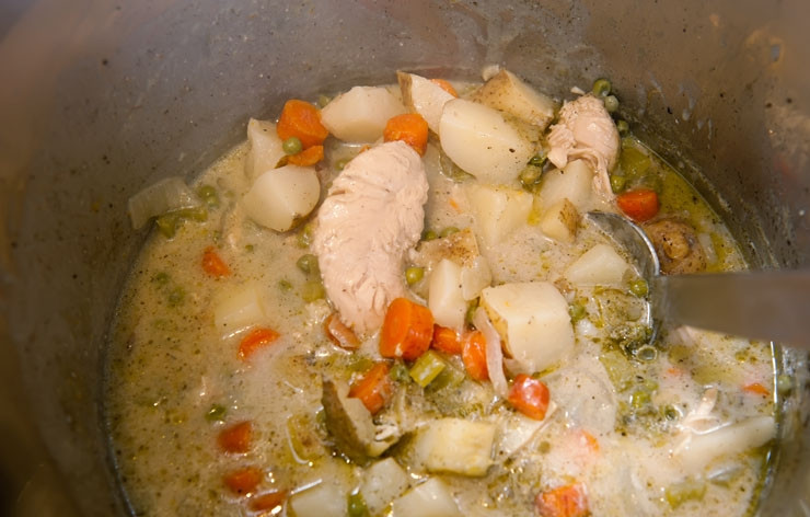 1. Этап. Овощной суп с курицей: Добавьте достаточное кол-во бульона, чтобы жидкость покрыла все наши овощи. Доведите до малого кипения и убавьте огонь, мясо должно дойти до готовности за 30-45 минут.