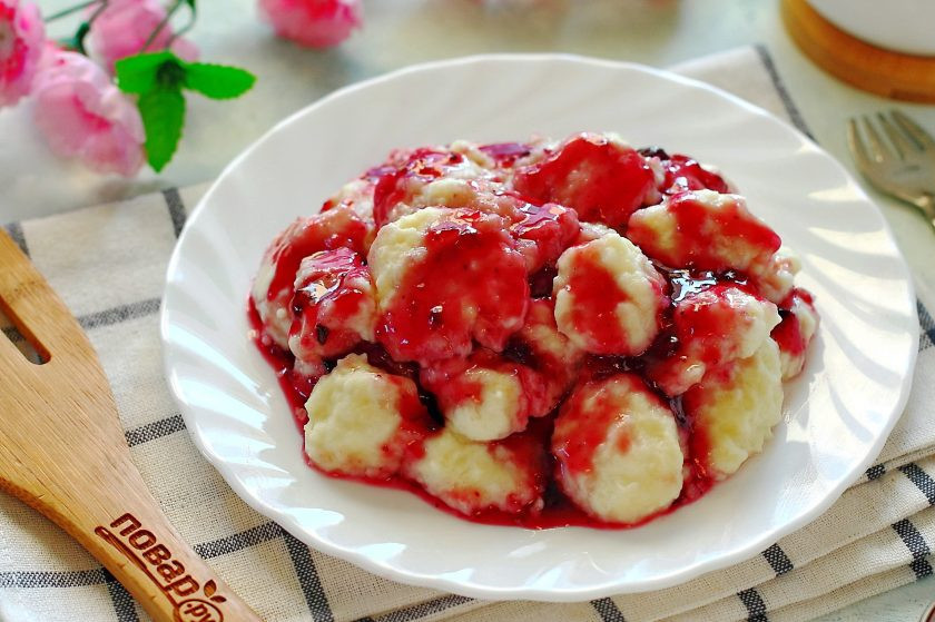 1. Этап. Сладкие клецки: Выложите готовые клецки на тарелку и полейте любым ягодным или фруктовым соусом. Приятного аппетита!