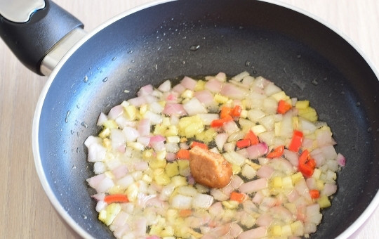 1. Этап. Асам Лакса: На прогретой сковороде обжарьте овощи на среднем огне до мягкости, 6-7 минут. Добавьте в сковороду кубик рыбного бульона.