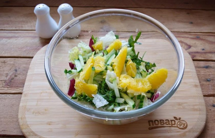 1. Этап. Салат Адмиральский: 4. Апельсин промойте и ошпарьте кипятком. При помощи ножа срежьте апельсиновую кожуру полностью. Ножом извлеките дольки апельсина так, чтоб перегородки остались, а мякоть отделилась. Филе апельсина добавьте в салат.