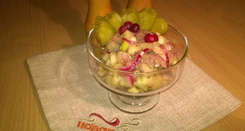 1. Этап. Салат из сельди и картофеля: 3. Все, салат готов. Получилось достаточно быстро и не дорого. Приятного аппетита!