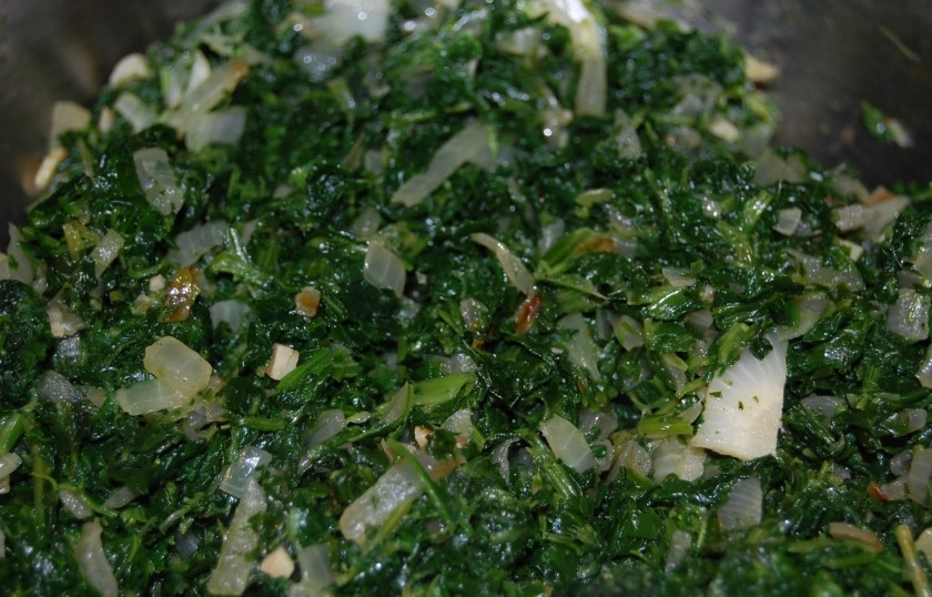 1. Этап. Шпинат в сливочном соусе: Мешайте шпинат с луком и чесноком в растительном масле, пока шпинат не уменьшиться в три-четыре раза.