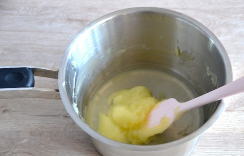 1. Этап. Картофельные профитроли: Выложите в сотейник 50 грамм картофельного пюре, влейте 85 мл. картофельного отвара, посолите, нагрейте до кипения.
