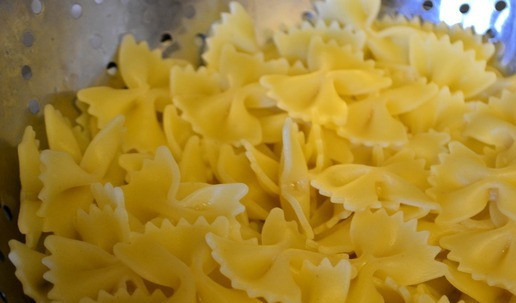 1. Этап. Салат из кабачков и бабочек: Макароны всыпать в кипящую воду. Довести до кипения. Варить, помешивая, 7 минут на среднем огне. Откинуть макароны на дуршлаг, дать стечь воде.