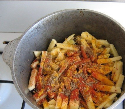 1. Этап. Подлива для лагмана: 3. Когда уже и овощи зарумянятся, - добавим картофель, резанный брусочками. Солим, перчим, добавим специи по вкусу. Рекомендую использовать зиру! Доливаем воду на свой вкус, и пусть тушится.