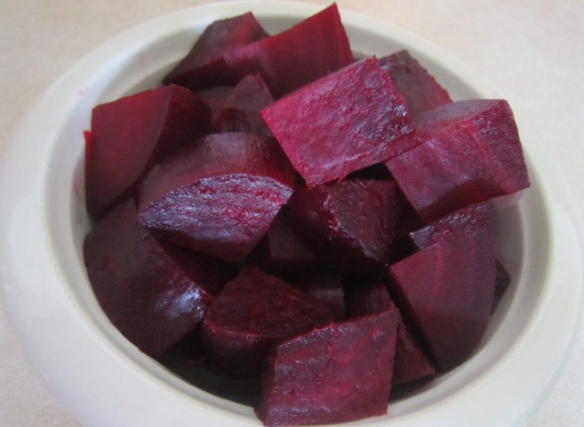 1. Этап. Салат с запеченной свеклой и сыром: Свеклу остудите, очистите и порежьте не слишком мелкими кусочками.