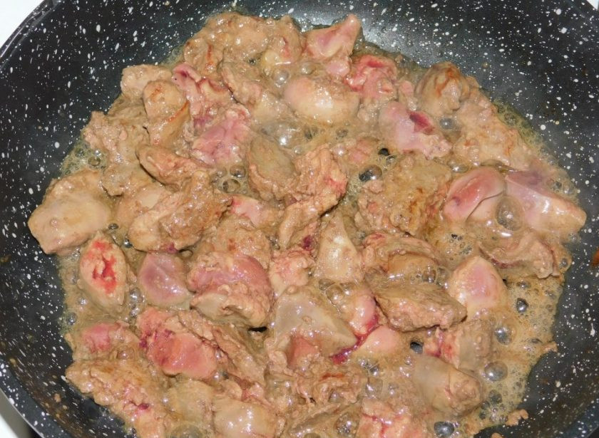 1. Этап. Куриная печень в кисло-сладком соусе: Куриную печень промойте и нарежьте, удалив пленочки. Выложите на разогретую сковороду и обжарьте.