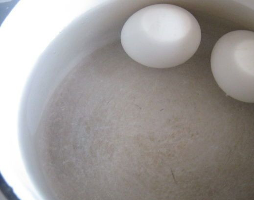 1. Этап. Салат Гнездо глухаря классический: 2. Теперь отвариваем яйца. 2 куриных яйца нам понадобятся в салат.