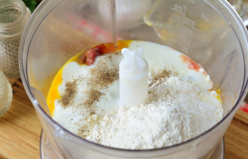 1. Этап. Печеночный торт без майонеза: Всыпьте пшеничную муку.