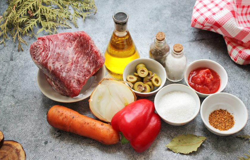 1. Этап. Ропа вьеха: Подготовьте все необходимые ингредиенты для приготовления Ропа вьеха.