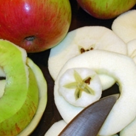 1. Этап. Яблоки, запеченные с черствым хлебом: Яблоки очищаем от кожуры и нарезаем тонкими ломтиками.