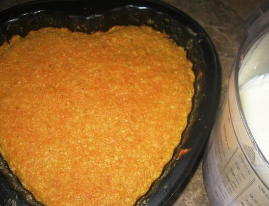 1. Этап. Морковно-творожный торт: Теперь вам необходимо приготовить творожную массу для торта. Для этого забросьте в чашу блендера творог, сахар, ванилин и сметану, взбивайте на максимальной мощности до полной однородности. Затем вбейте яйца и снова взбивайте, но уже на пониженных оборотах. Выложите творожную массу на корж. Уменьшите температуру в духовке до ста семидесяти и выпекайте торт сорок пять минут. Украсьте остывший тортик шоколадной крошкой.